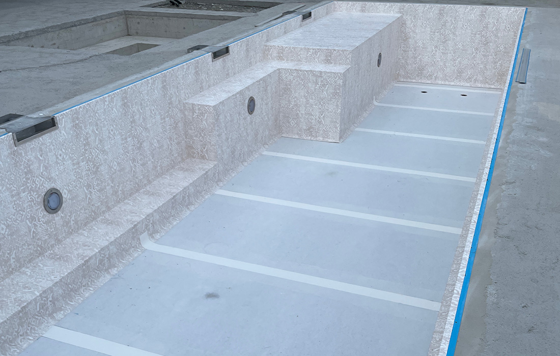 Schwimmbad mit Dacheindeckung