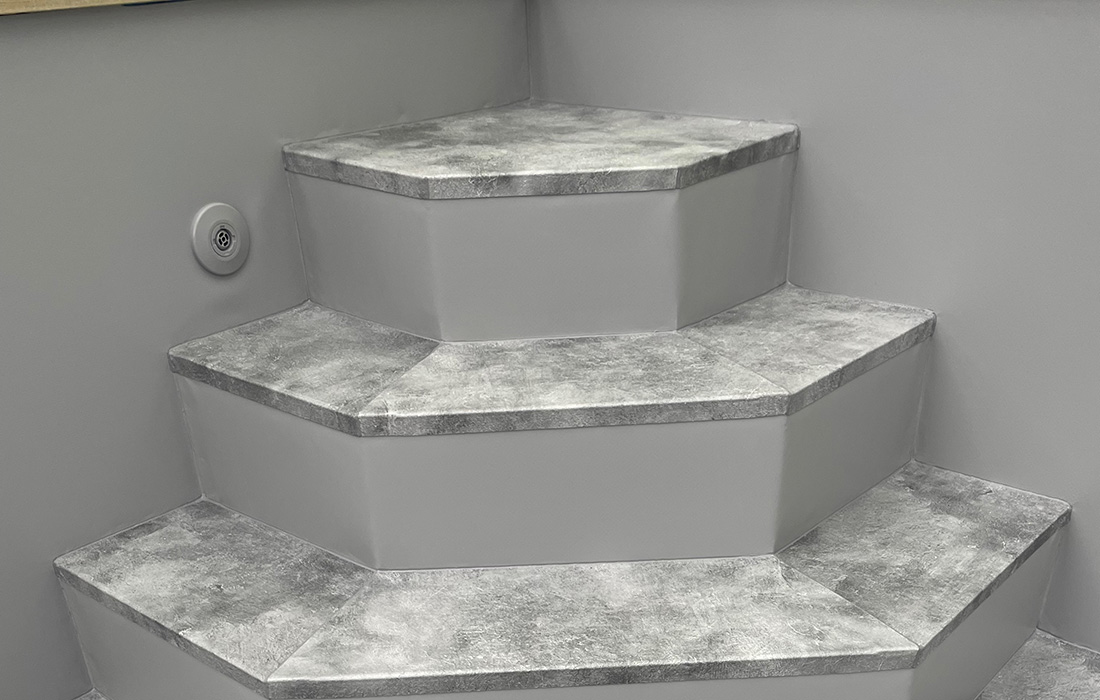 schwimmbad mit blau wasser